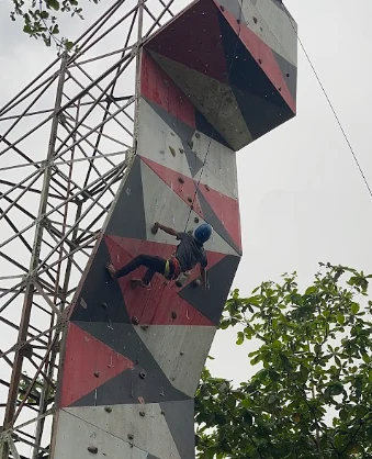 Dokumentasi kegiatan Fun Run and Climb × Eigerian yang menggabungkan aktivitas lari dan wall climbing sebagai sarana membangun kebugaran, semangat kebersamaan, dan kolaborasi antar komunitas.