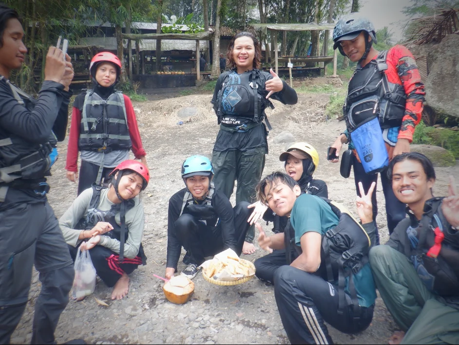 Latihan Rafting WAPALA bersama Mapala Silvagama di Sungai Elo dengan dua kali pengarungan sebagai upaya meningkatkan keterampilan, koordinasi tim, dan pengalaman dalam kegiatan arung jeram.
