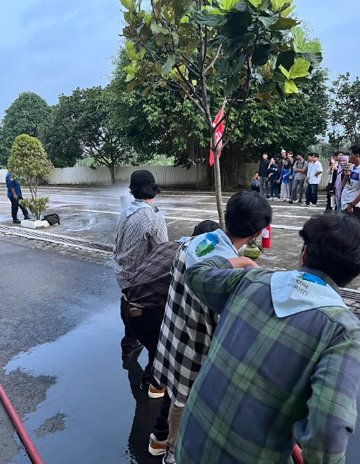 kegiatan Pelatihan APAR bekerja sama dengan Dinas Pemadam Kebakaran (Damkar). Kegiatan ini terbuka bagi seluruh mahasiswa Telkom University Purwokerto sebagai upaya meningkatkan pengetahuan dan keterampilan dasar dalam penanggulangan kebakaran.