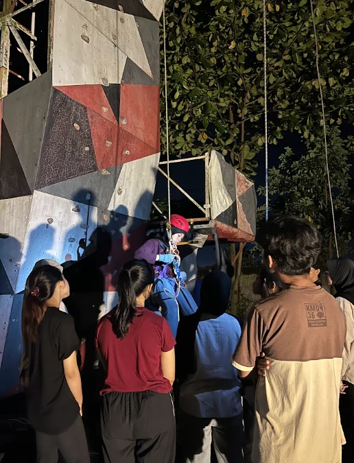 Kegiatan latihan rutin wall climbing dan SRT(Single Rope Technique) yang dilakukan setiap hari Rabu.