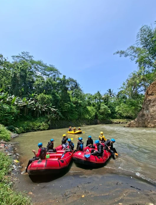 Latihan bersama rafting WAPALA dan Mapala Silvagama di sungai Elo