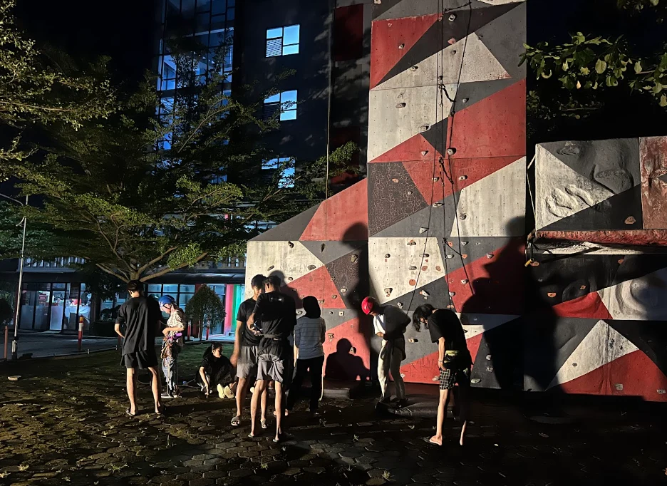 Kegiatan latihan rutin wall climbing dan SRT(Single Rope Technique) yang dilakukan setiap hari Rabu.